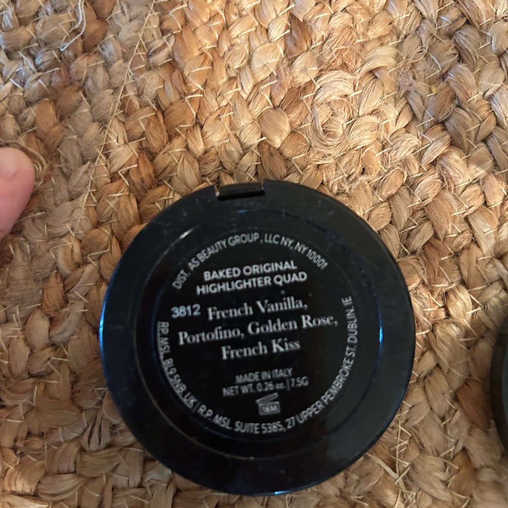 Laura Geller Setting Powder with Mirror - Cream and Tan - Picture 2 of 2